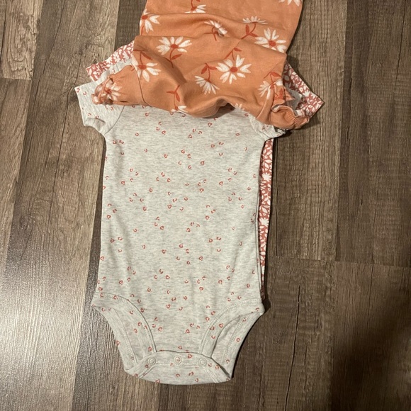 Carter’s set of 3 onsies - Picture 3 of 5